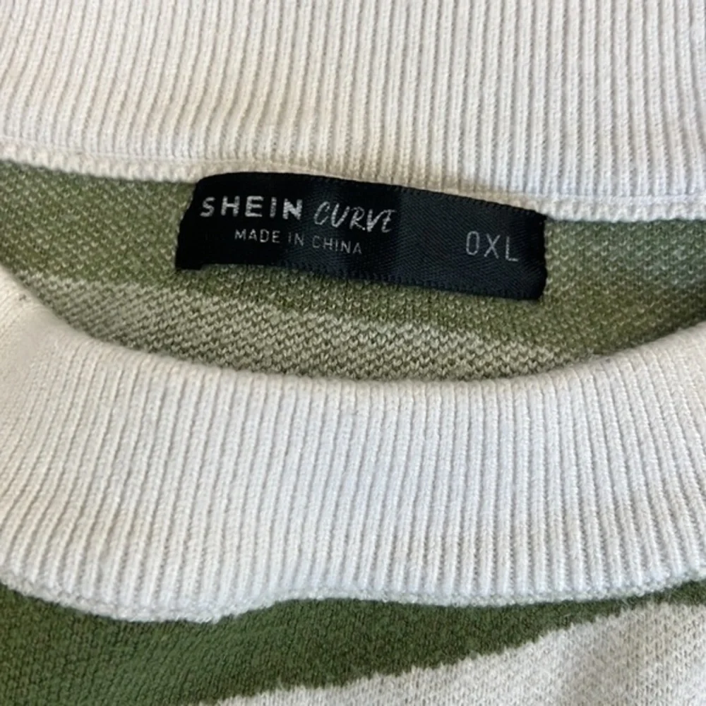 SHEIN‎ CURVED STRIPED PRINT SWEATER